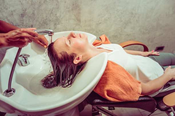 在美发沙龙洗头图片下载