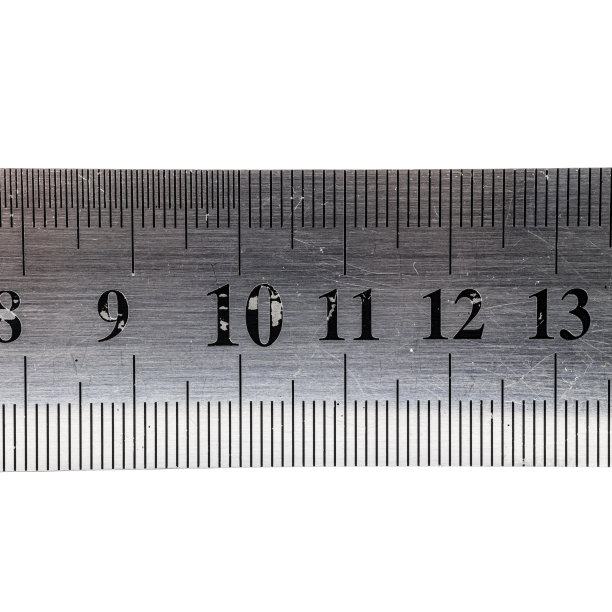 金属标尺，数字和刻度隔离在白色背景上。宏。图片下载