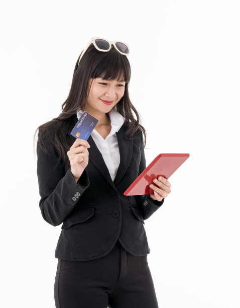 孤立的白人背景的亚洲年轻商务女性度假放松使用数字平板电脑和智能手机在线游戏和社交网络上的短信图片下载