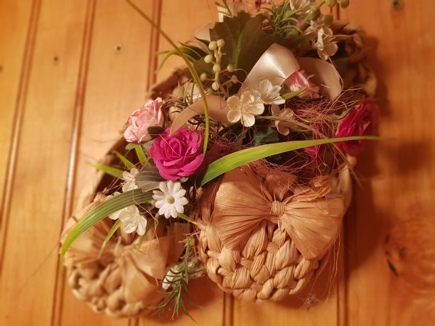 柳条拖鞋上的花。图片下载