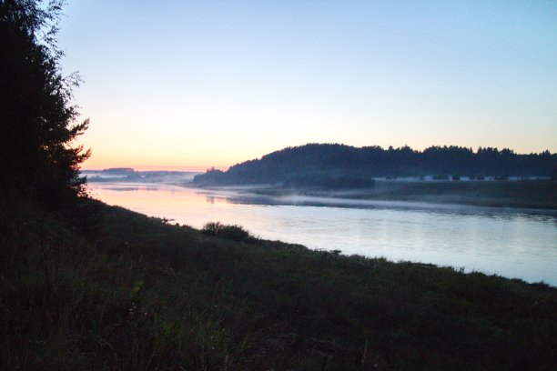 在夏天日落后的傍晚河流图片下载