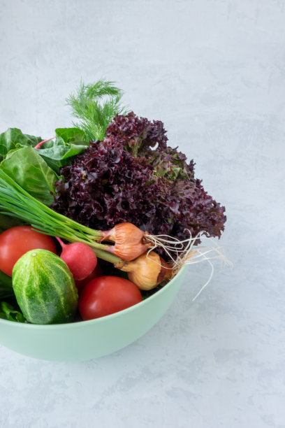 一个装满新鲜水果和蔬菜的铁丝购物篮的照片图片下载