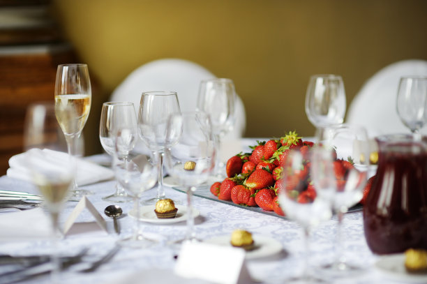 为聚会准备的餐桌图片下载