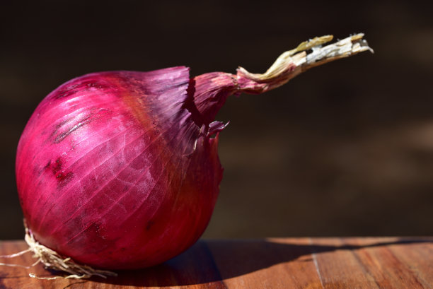 在意大利，用红洋葱并排放在桌子上烹饪的静物画图片下载