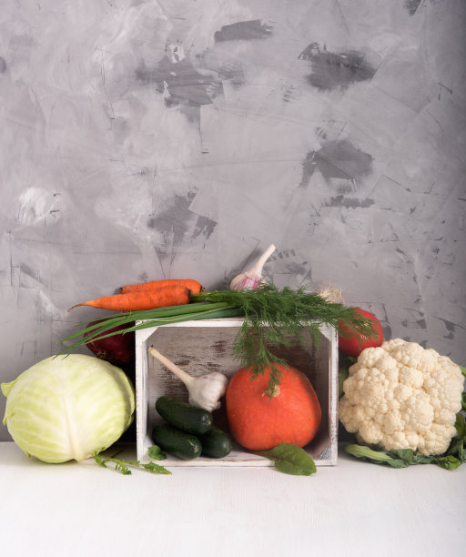 木桌上放着各种成熟的蔬菜图片下载