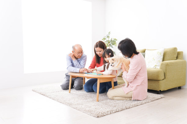 快乐的家庭合影，微笑着图片下载