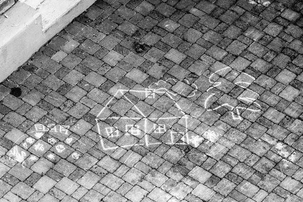 粉笔画在鹅卵石街道上图片下载
