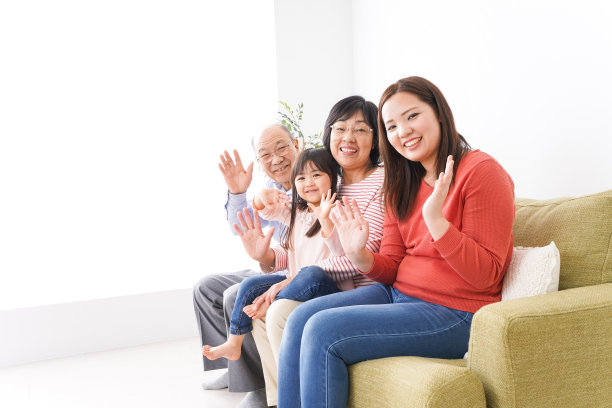 快乐的家庭合影，微笑着图片下载