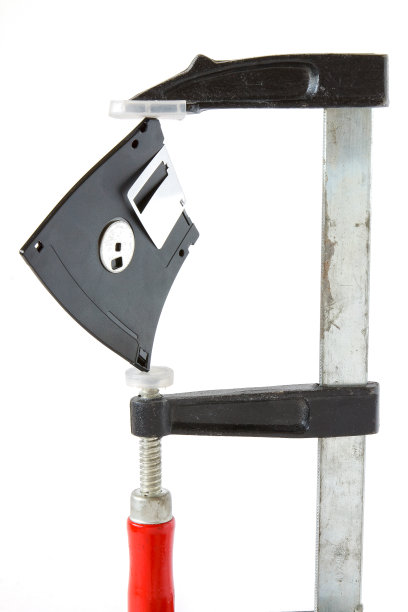 被木工夹子夹住的软盘图片下载