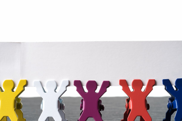 五彩缤纷的小人俑排成一排。图片下载