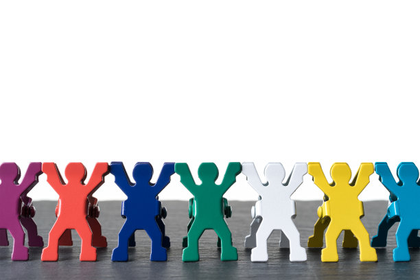 五彩缤纷的小人俑排成一排。图片下载