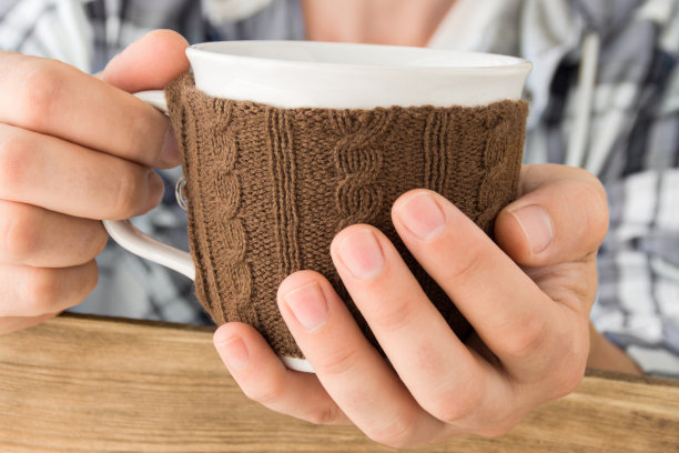 男性手握暖杯图片下载