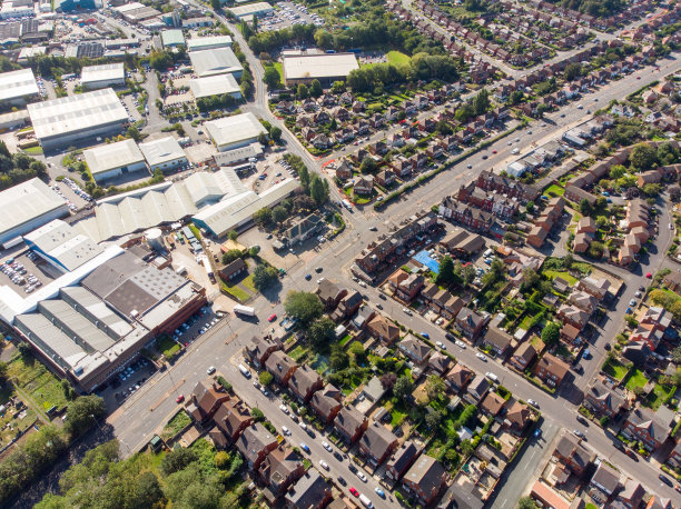 这是英国西约克郡利兹市比斯顿镇的航拍照片，在明媚的阳光下，无人机拍摄的典型英国住宅小区内的一排房屋。图片下载