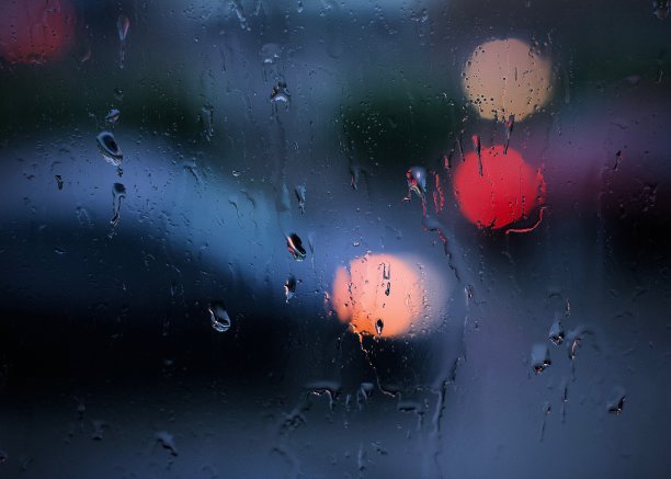 多雨的窗口图片下载
