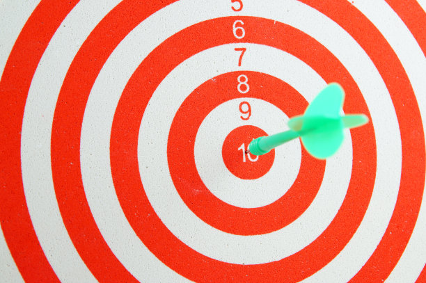 红色和白色的射击目标和箭图片下载