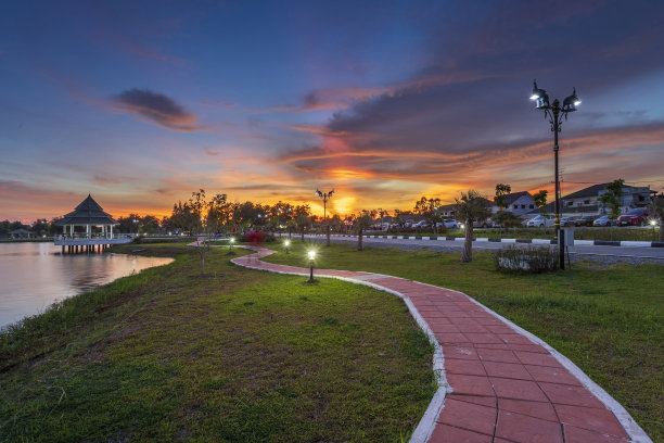 公共公园的景观，早晨和天空美丽。图片下载