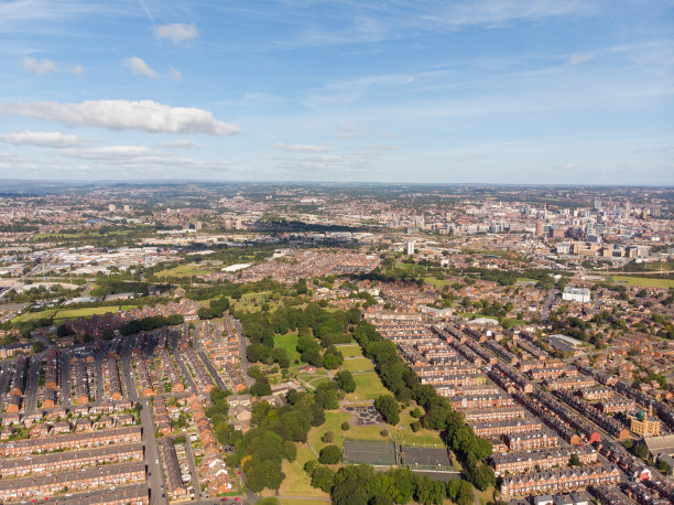 这是英国西约克郡利兹市比斯顿镇的航拍照片，在明媚的阳光下，无人机拍摄的典型英国住宅小区内的一排房屋。图片下载