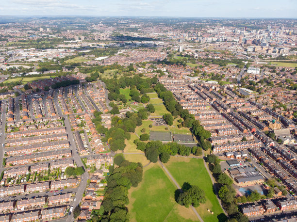 这是英国西约克郡利兹市比斯顿镇的航拍照片，在明媚的阳光下，无人机拍摄的典型英国住宅小区内的一排房屋。图片下载