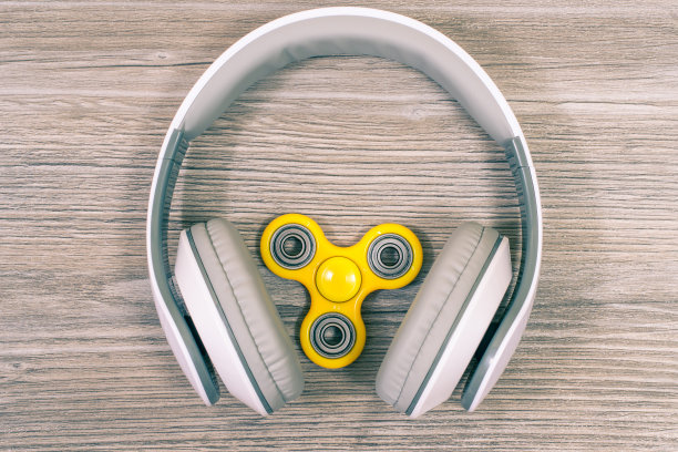 近距离俯视图照片的耳机和现代和热玩具指尖陀螺图片下载