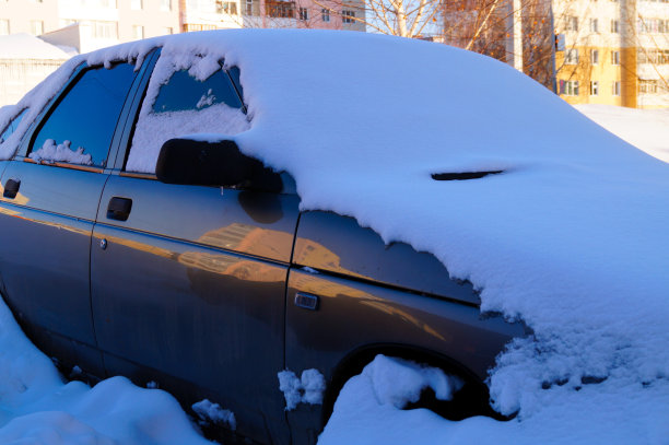 一场大雪过后，汽车被雪覆盖了。图片下载