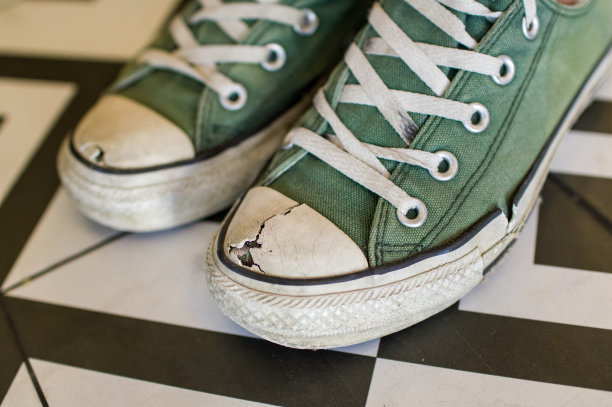 破碎的老式运动鞋上的图案背景图片下载