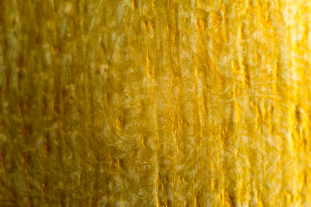 木墙纹理背景上的金色绘画。图片下载