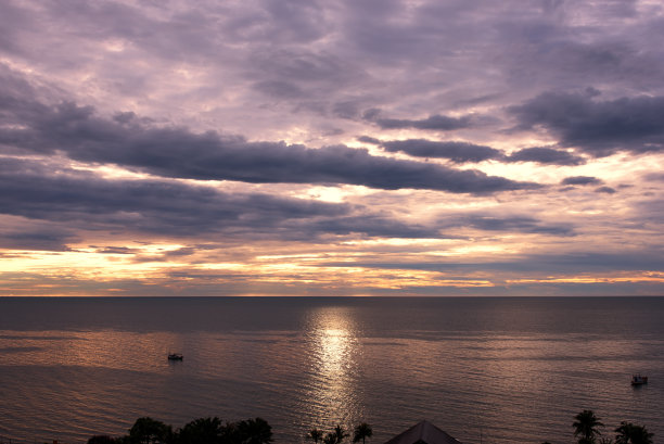 日落，戏剧性的天空和海景图片下载