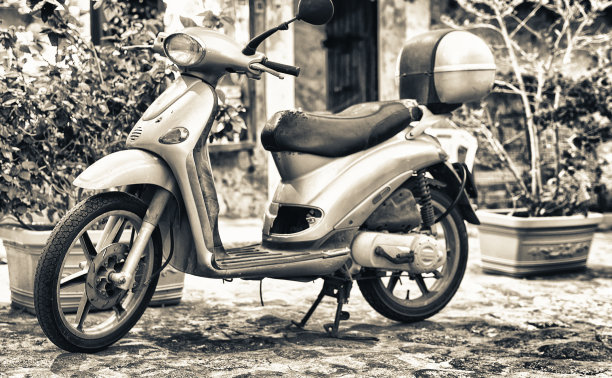 意大利南部小镇的老式摩托车图片下载