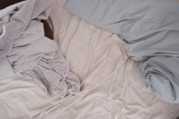 凌乱的床上用品图片下载