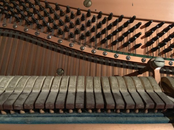 老式钢琴锤机制。准备维修。图片下载