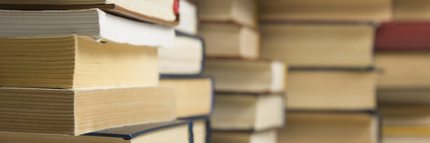 打开书，木桌上的精装书。回到学校。本空间图片下载