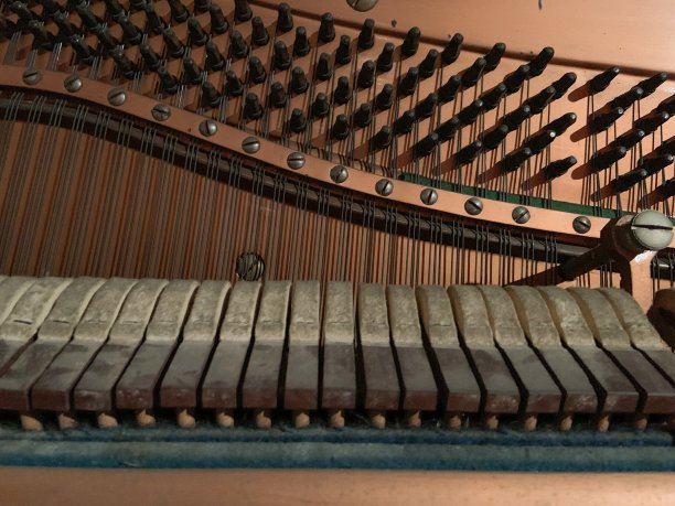 老式钢琴锤机制。准备维修。图片下载