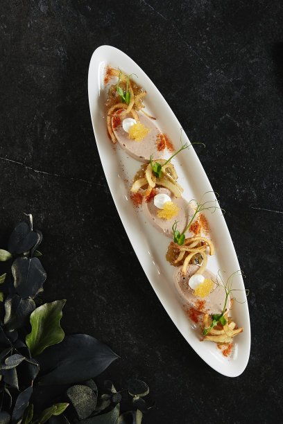 精致的服务白色餐厅盘子与慕斯的鳕鱼肝，洋葱和脆片俯视图图片下载