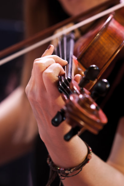 拉小提琴的女保洁员图片下载