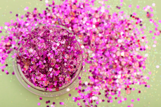 粉红色的闪粉指甲设计小塑料盒。图片下载