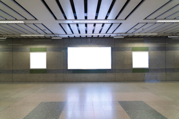 建筑物内的空白广告牌。图片下载