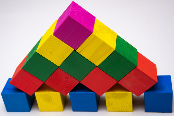 颜色鲜艳的木头立方体。图片下载