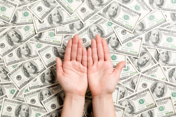 俯视图上的女性手的美元背景。财富理念与空白空间为您设计。乞讨钱的概念图片下载