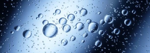 泡沫在透明的水图片下载