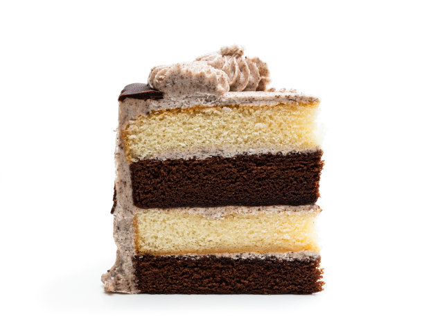 一块层状的海绵蛋糕与饼干屑隔离在白色图片下载