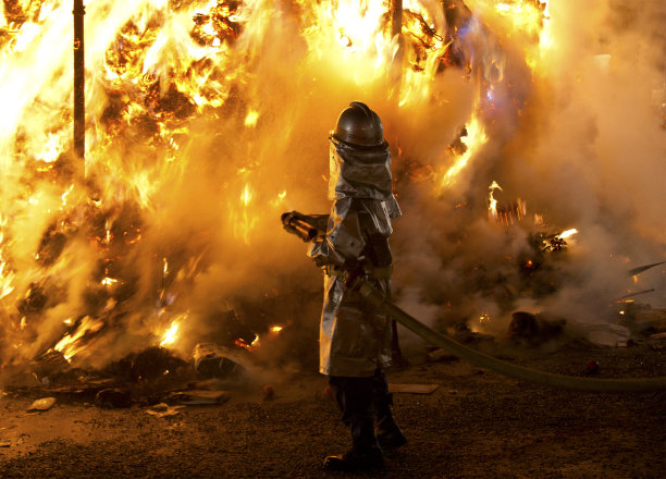 消防队员扑灭大火图片下载