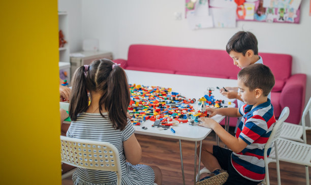 孩子们在玩玩具方块图片下载