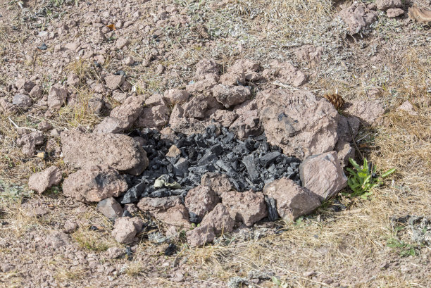 草地上的废弃壁炉图片下载