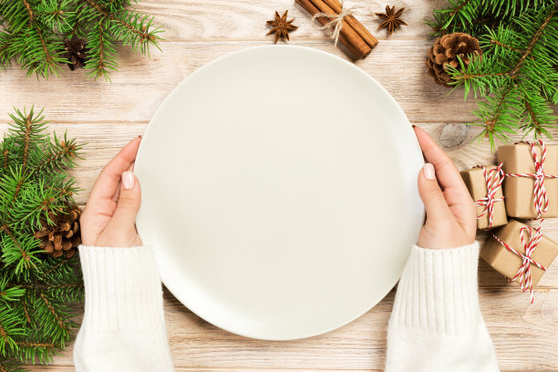 圣诞装饰木质背景上的白色空盘子。新年概念俯视图图片下载