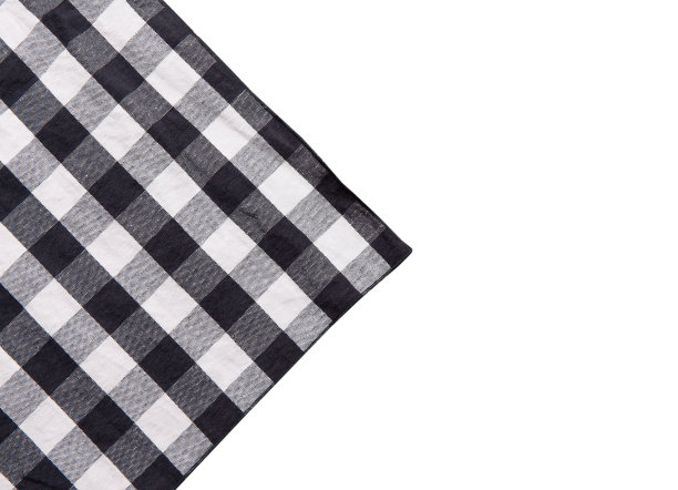 黑色的盘子或托盘，或披萨板，在木桌上铺上桌布。前视图模型图片下载