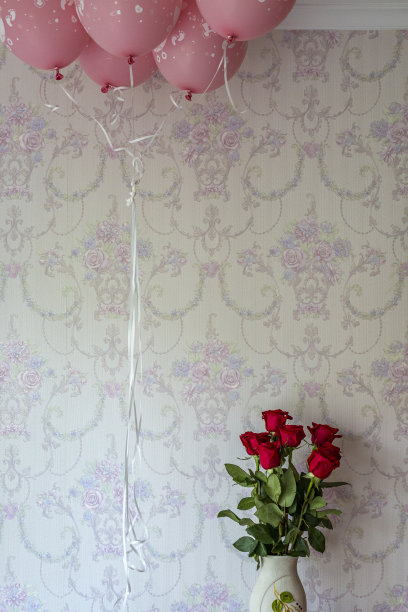 粉红色的气球和红色的玫瑰与粉红色的纹理背景图片下载