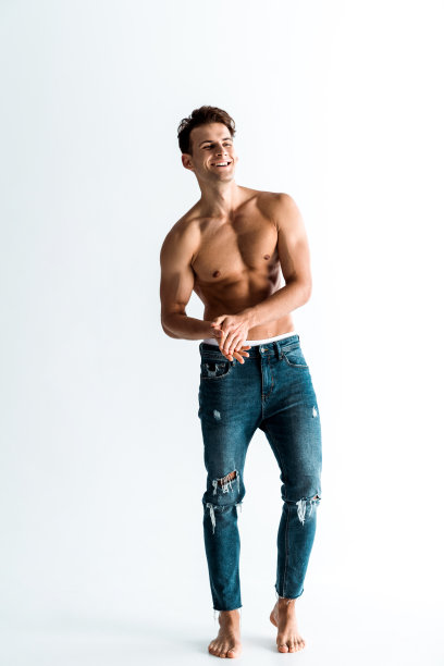 快乐的年轻人光着脚站在白布上微笑图片下载