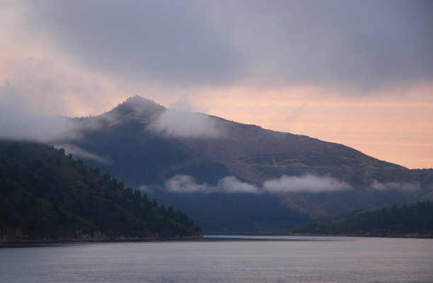 薄雾笼罩着湖边的群山。图片下载