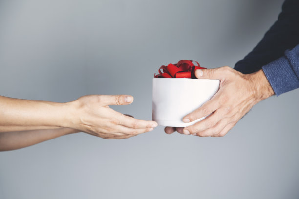 女人和男人的手礼盒图片下载