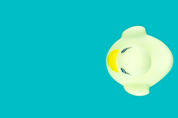 鸭子的背景。黄色橡胶玩具。用池。图片下载